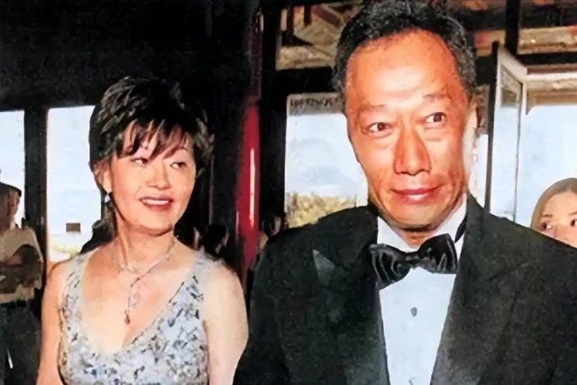 恩爱了17年，75岁的郭台铭开始衰老萎缩，51岁的曾馨莹仍娇艳如花