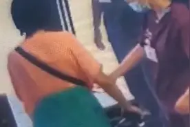 泰迪被带到救助站做安乐，被工作人员拒绝后，女子竟丢下狗狗离开图片