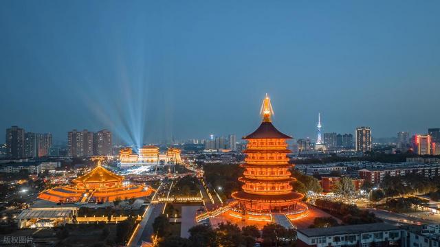 我是贵州人，从开封和洛阳旅行回来，实话实说两座城市差距太大了