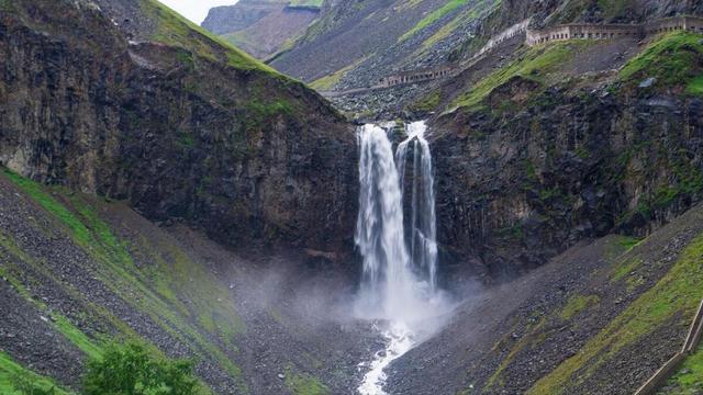 朝鲜人可以在长白山天池游泳，为何中国人却连护栏都不能靠近？