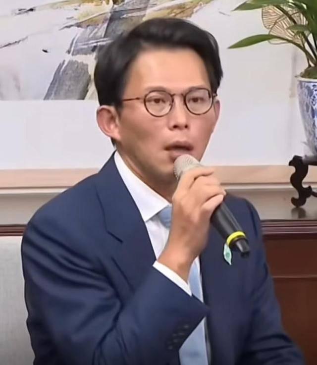 在中日关系敏感时期，他竟然率团赴日访问	，为了刷存在感毫无底线