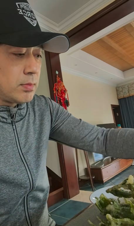 53岁刘钧现状：住北京郊区别墅，一直未婚与小猫作伴	，自己做饭吃