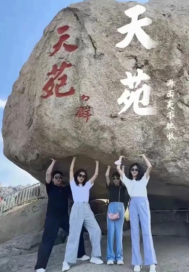 陆毅一家四口跑青岛崂山，全家人长相养眼，两个女儿比父母还美。