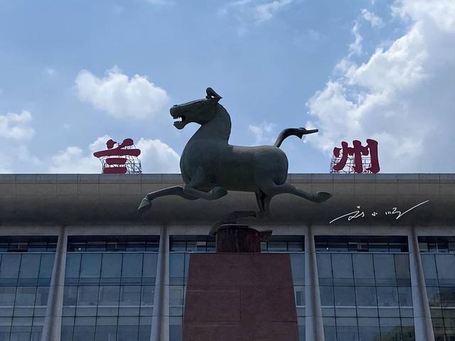 外地游客纳闷：“兰州火车站”的站牌上，怎么会有个“错别字”？