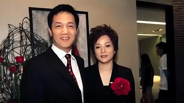 毛玉萍重开饭店，没人来捧场：贴满合照的墙，遮不住她输得彻底