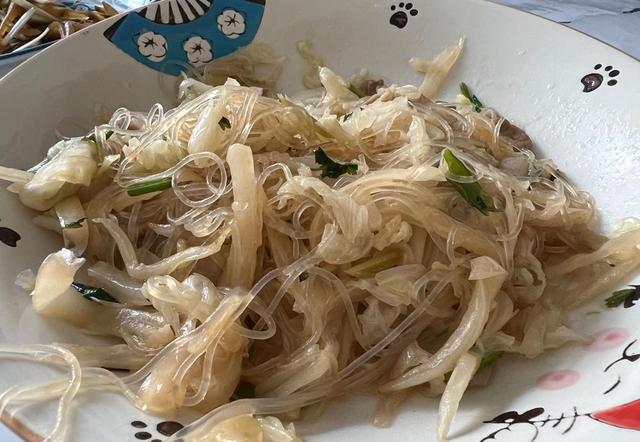 青岛老两口的早餐，在朋友圈火了，网友：真寒酸，实在没眼看！