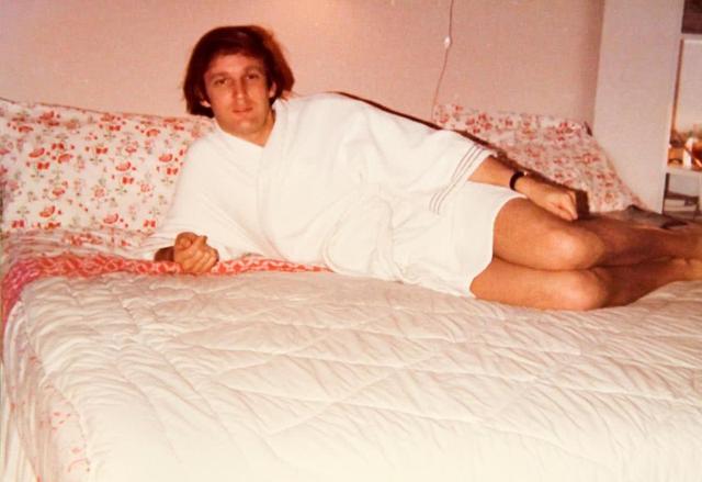 1987年，特朗普与妻儿在别墅内留影，那年的他，事业有成婚姻美满