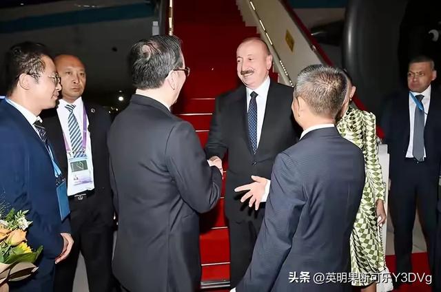 阿塞拜疆第一夫人在北京太美了！穿白裙观礼气质绝了，美如超模