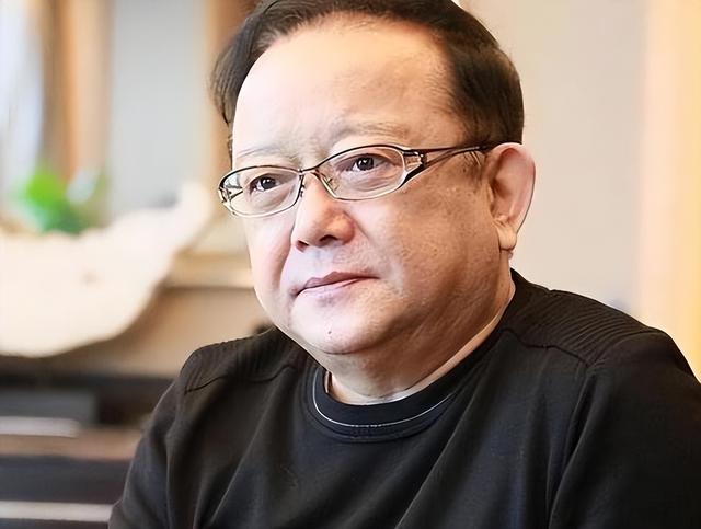 77 岁王刚的晚年：本以为有儿子能安度余生，如今却为养子操劳不停