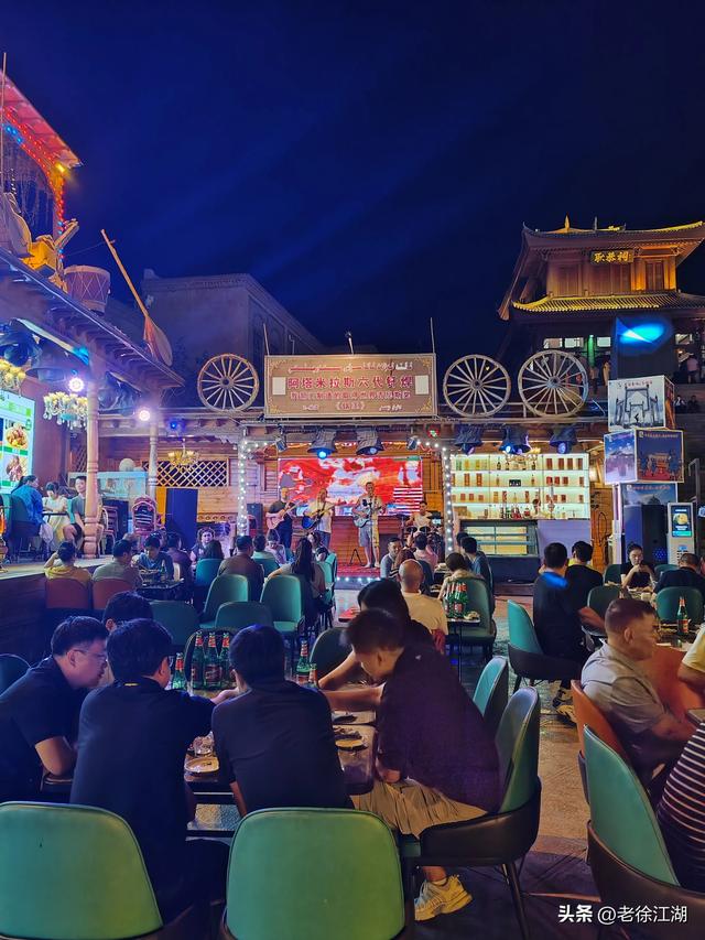 喀什古城，这座纵横交错彩色的街巷里，藏着西域古国的印迹