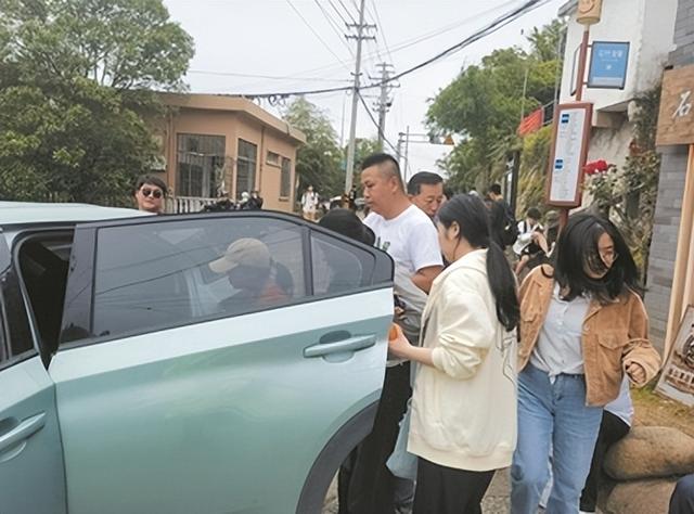 广东一女子登山脚崴，被路人小伙背40分钟下山，网友点赞正能量