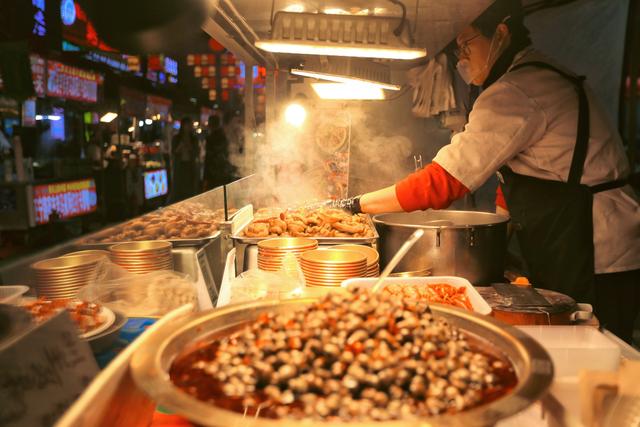 兰州正宁路小吃夜市，一条街，百种味，感受舌尖上的西北风情