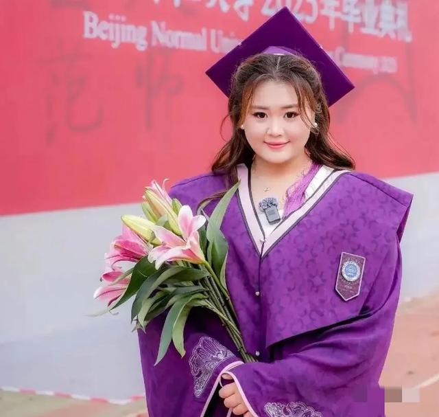 刘禹彤北京师范大学毕业照令人羡慕！不仅可爱还很能打！