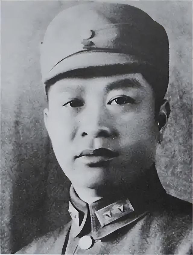 李鹏总理儿媳罕见留影，五官端正长相大气，爷爷功勋卓著比肩元帅