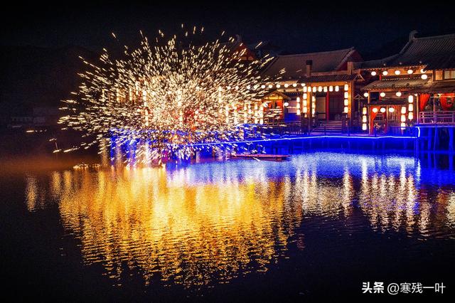 国庆假期首日，浙江象山影视城被挤爆了！游客：低估了夜游的魅力