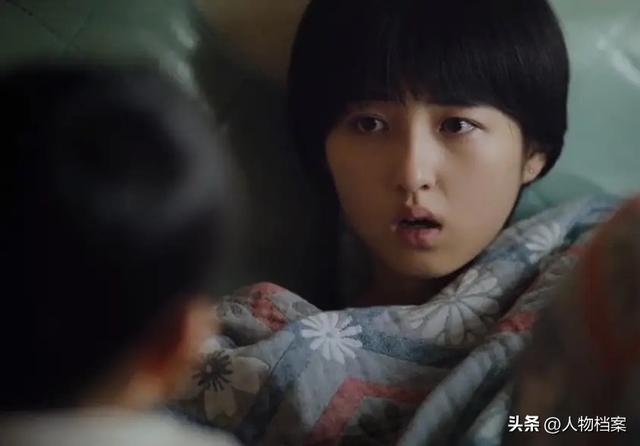 张子枫丝巾裹胸，曝浑身伤痕胸前、手臂都有	，才懂成龙话的含金量