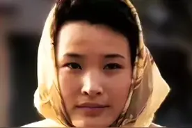 丝巾，很有时代感的印记。八十年代的一抹亮色。女明星的头巾风情图片