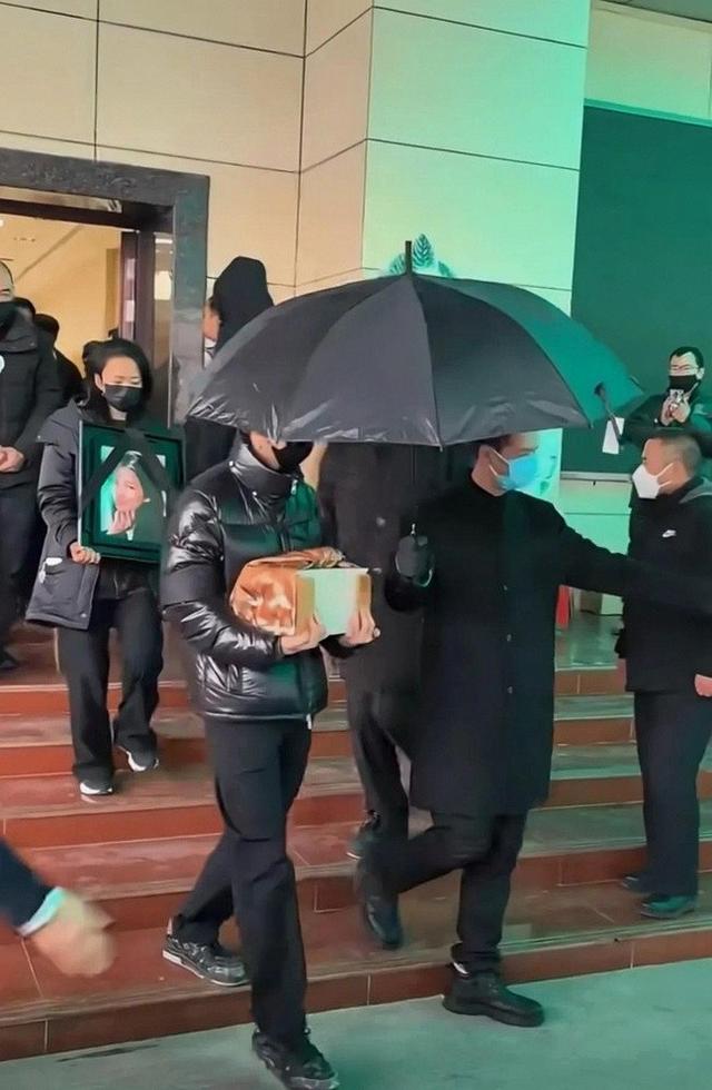 真相了！许亚军未赴何晴葬礼，当时他在美国洛杉矶陪小儿子用餐