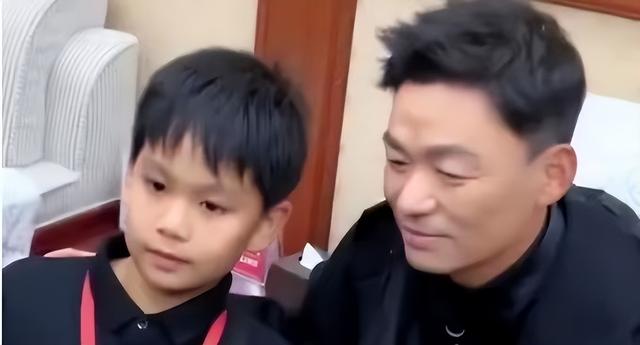 王宝强儿子已长大，是谁的亲儿子一目了然，观众：太像了