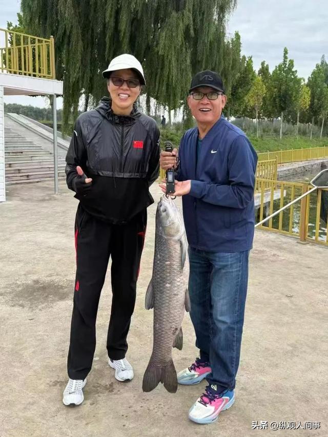 65岁郎平北京钓鱼，穿九分裤好朴素，生图下脸凹苹果肌高耸认不出