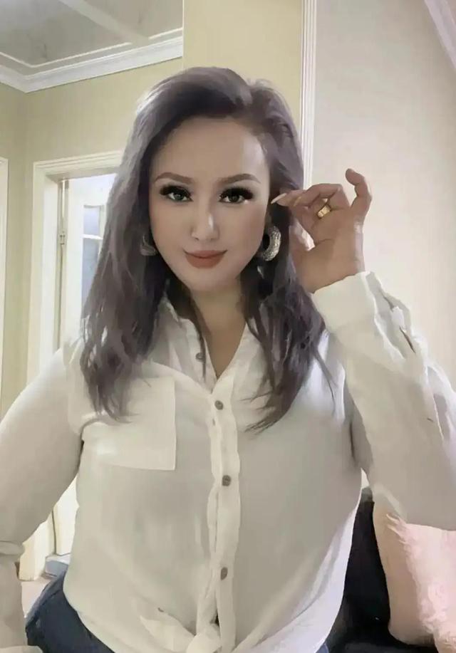 中法混血儿，大骨架，体格肥美，五官精致到无懈可击，长相很特别