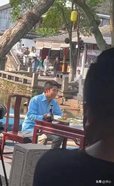 和撒贝宁同居4年，转身和富豪在一起，想到如今却沦落至此。