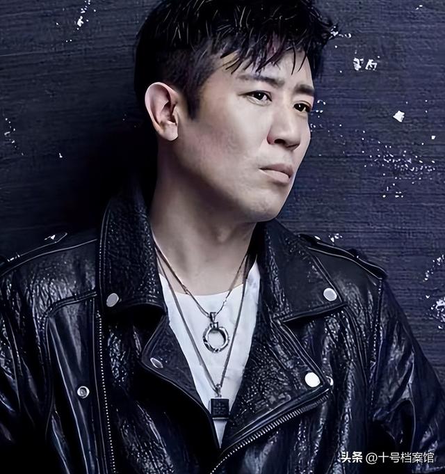 原来他们是夫妻，结婚多年不离不弃，如今靠着《沉默的荣耀》火了