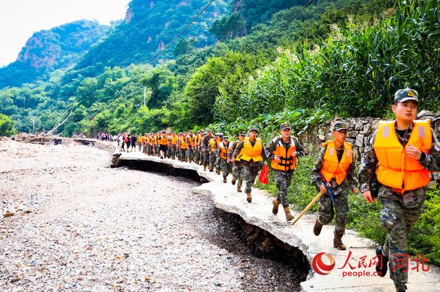 人民直击｜两条腿，蹚出一条“生命之路”