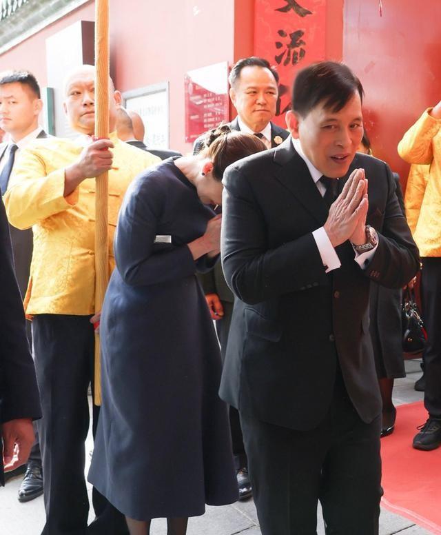泰国王后这一跪，这才是顶级外交，她拜的不是佛，是两国的情谊