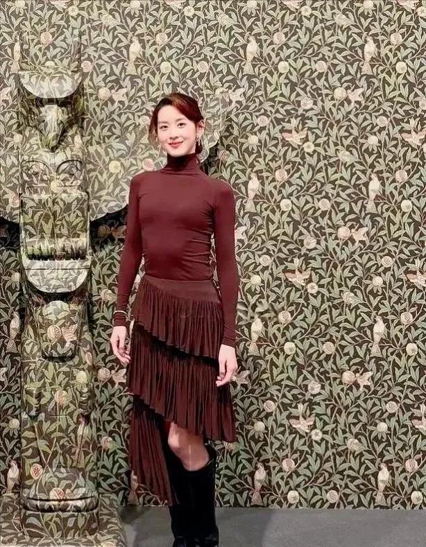 章泽天在英国和一帮富商共进晚餐，她的打扮一言难尽，肋骨外翻。