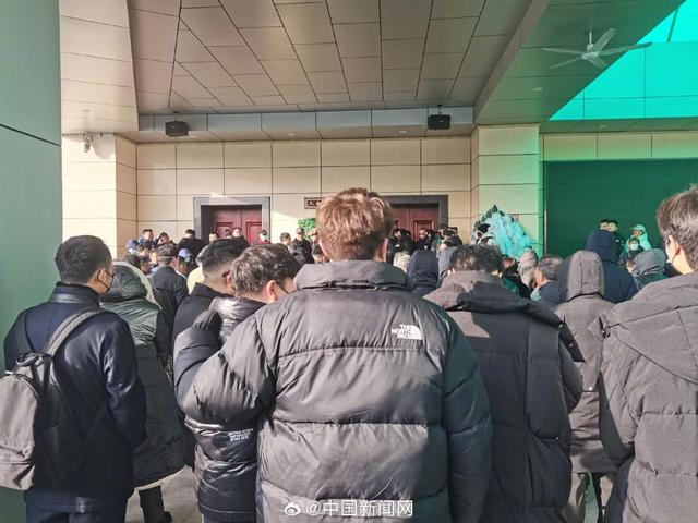 何晴告别仪式举行	，众多影迷自发前来送别