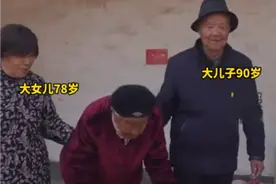 111岁母亲与90岁儿子同框，老母亲感慨“俺儿90岁了还在伺候娘呢”图片