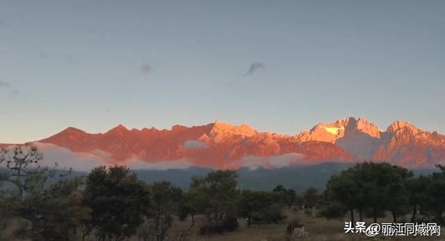 即刻奔赴丽江！玉龙雪山日照金山已上线