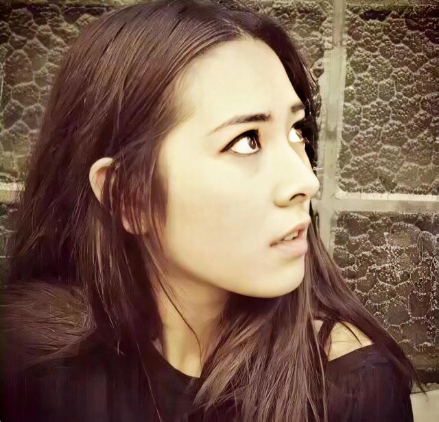 姜文到法国参加女儿婚礼，和前妻桑德琳再次见面，父女俩挽手入场