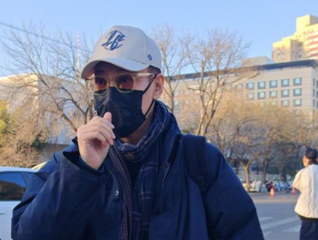 离过年仅1个月，52岁辛柏青高调传出喜讯，朱媛媛终于可以放心了