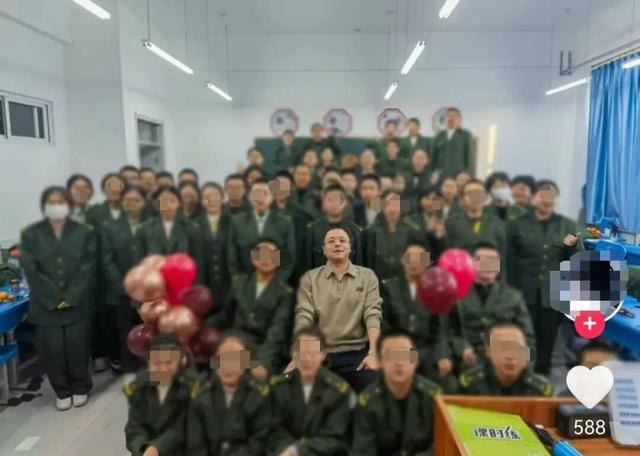 秦皇岛一39岁中学老师疑因心梗去世，三年前他在街头救助倒地醉酒人员，获民警写信表扬