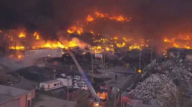 政府关门35天终于酿成大祸？一架波音飞机撞向大楼，现场惨烈