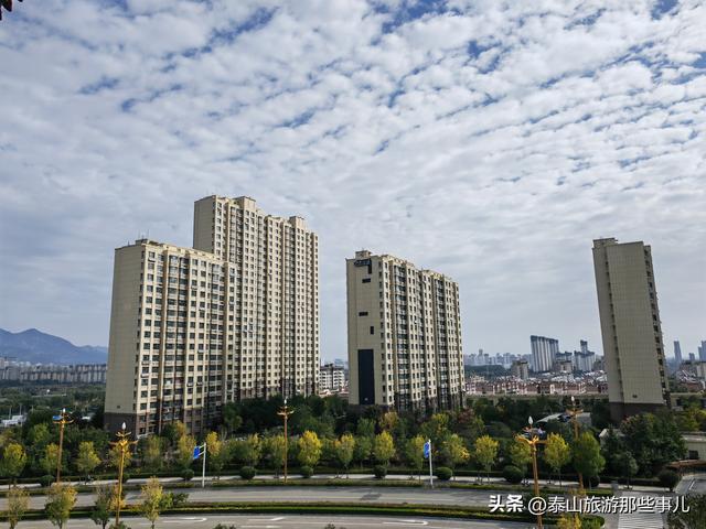 泰安西南有一个体育公园，犹如大草原，紧邻一座文旅商业综合体