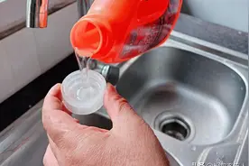 下水道被油污堵塞，千万不要用热水浇！教你一招，立省百元疏通费图片