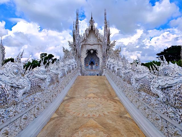 泰国旅游：清莱观瞻温泉白蓝黑三庙行（图）