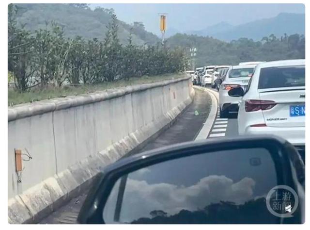国庆出行成“人海战术”景区爆满高速堵成“猪肝”。