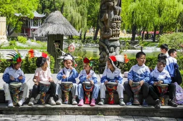 中秋国庆彩灯游园会限定表演！场场精彩～前方有欢乐因子正在释放！