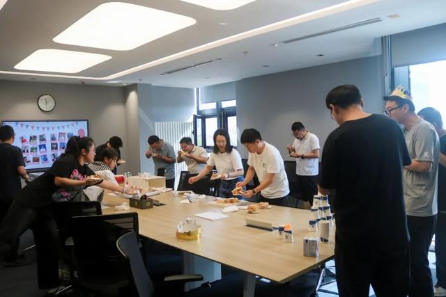 欢乐齐贺生辰 共迎国庆中秋