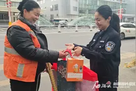 天冷了，乌鲁木齐这个街道为环卫工送上暖心礼物图片