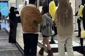 王思聪现身日本买女装！穿9万多LV外套，高个女孩穿的拖鞋都破了图片