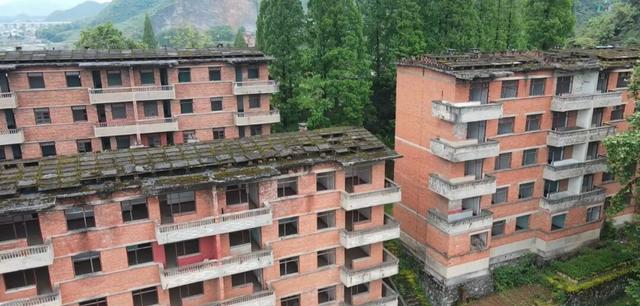 贵州大山里的荒废军工厂，5000人投入三线建设，星光球场很酷炫