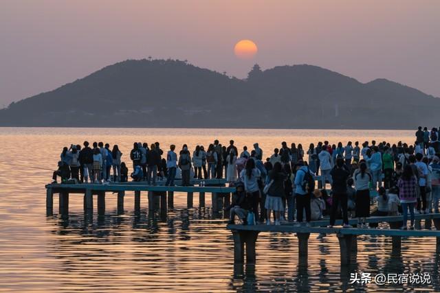 一天13500多人登上黄鹤楼，武汉热吗？