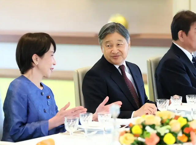 日本天皇急召高市早苗，有要事交代！美国提醒日本：小心被中国揍