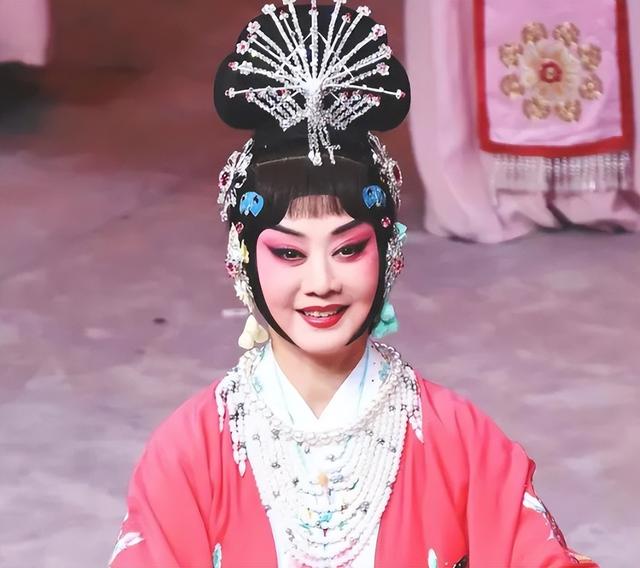 至今未婚未育，身边却有男人陪了近27年！59岁的她才是人间清醒