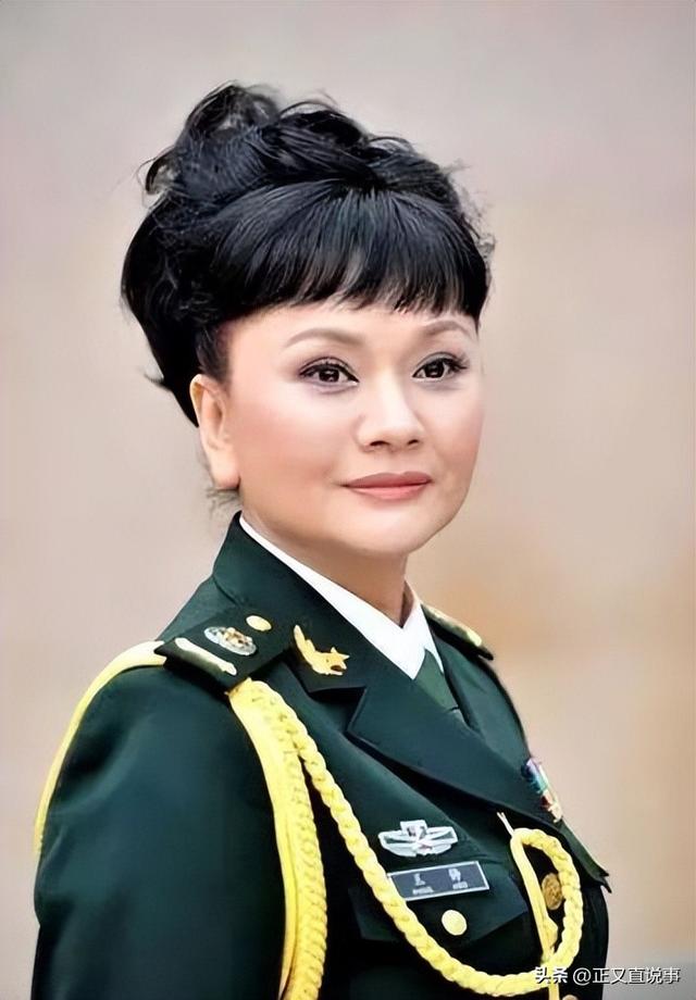 聂卫平葬礼	，长子捧遗像，两前任妻子未现身，现任兰莉娅主持现场